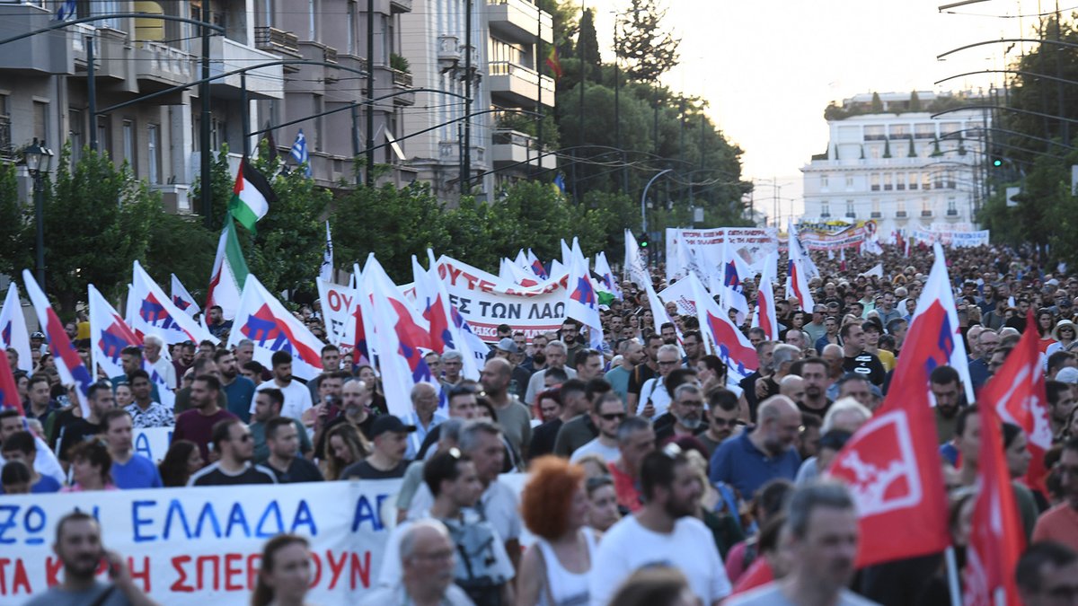 KMpourxas's tweet image. Ενα τεράστιο ανθρώπινο ποτάμι προς την Αμερικάνικη Πρεσβεία απαιτεί: Καμιά συμμετοχή, καμία εμπλοκή, έξω το ΝΑΤΟ κι οι Αμερικανοί
την πορεία παραβρίσκεται πολυμελής αντιπροσωπεία της ΚΕ του ΚΚΕ, με επικεφαλής τον ΓΓ της ΚΕ του Κόμματος Δ. Κουτσούμπα