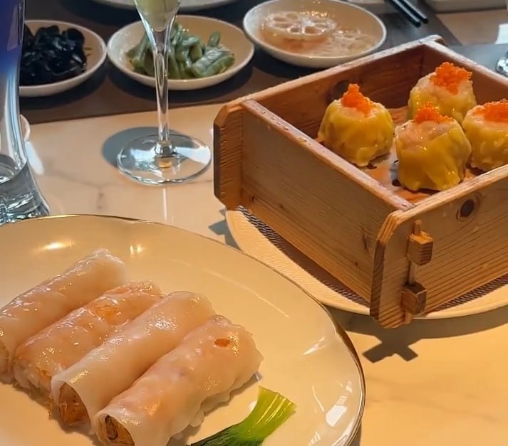 sofia_sofia45's tweet image. Dim Sum goals 🍤✨ Weekend vibes served fresh and steamy! #FoodieLove #DimSumDreams
