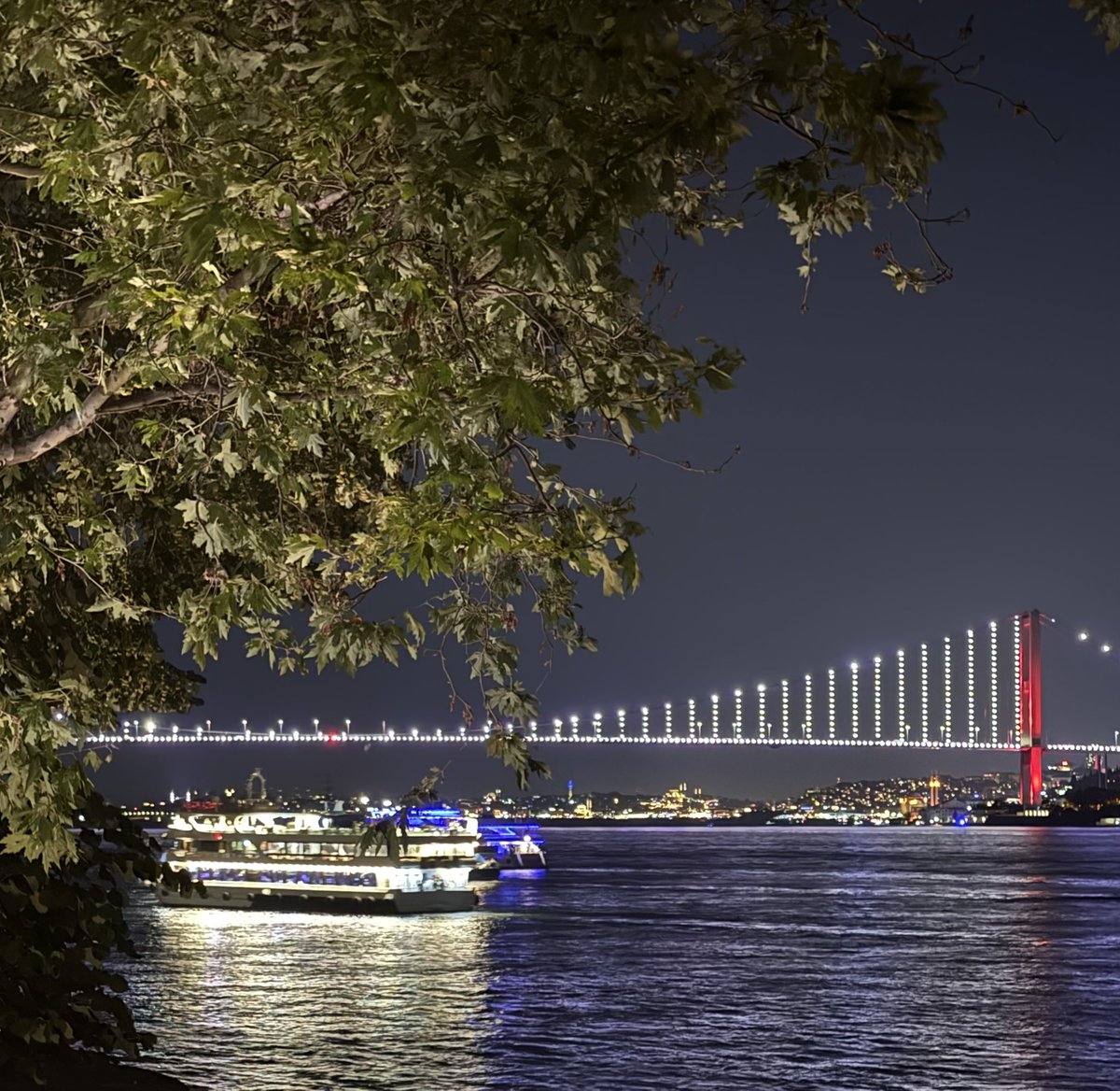 Çengelköy’den gece boğaza bakış