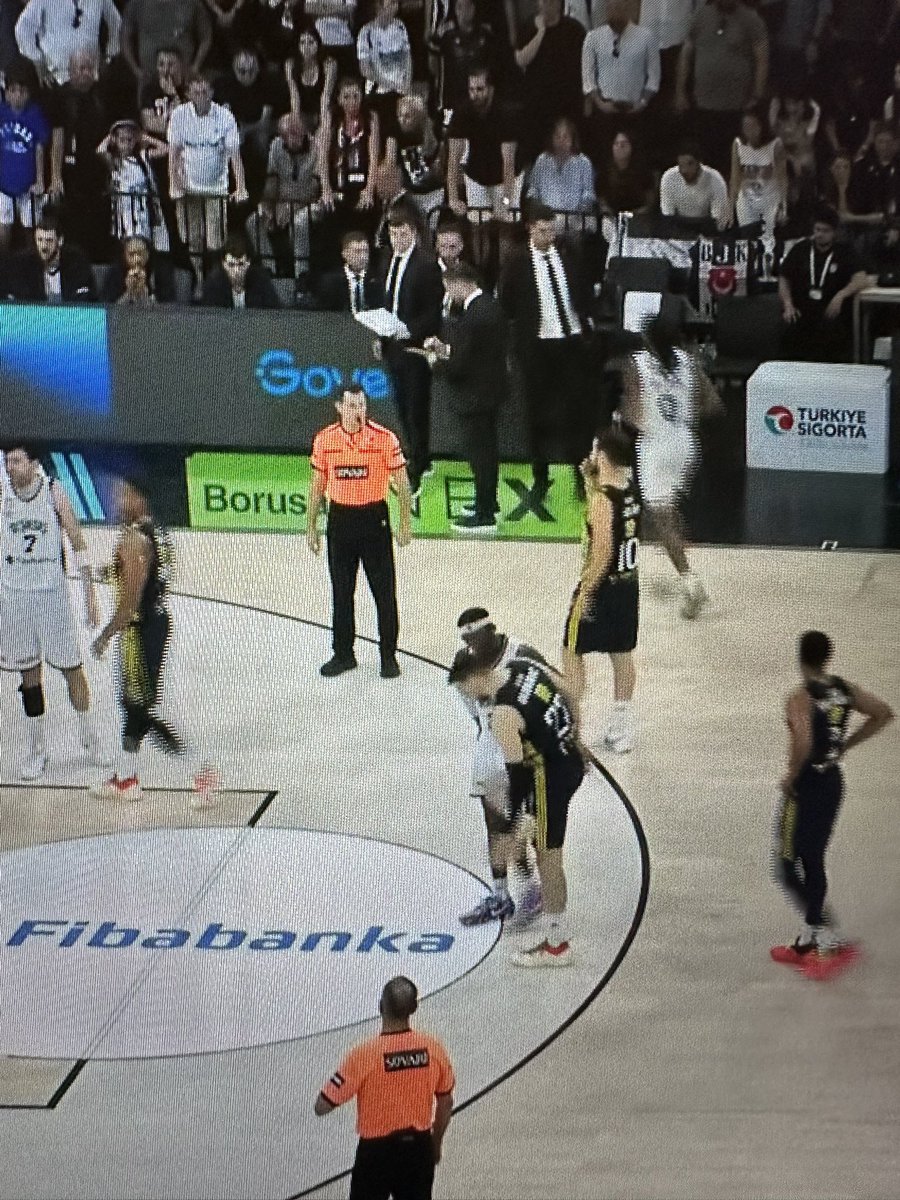 Euroleague şampiyonu, Final maçında kupayı getiren topu kullanan Guduric’in aklına girmeye çalışan Matthews denen zavallı arkadaş için Türkiye Basketbol Federasyonu’ndan rehabilitasyon talep ediyoruz. Serbest atışlardan sonra Guduric’e topu elden verdi bide amk