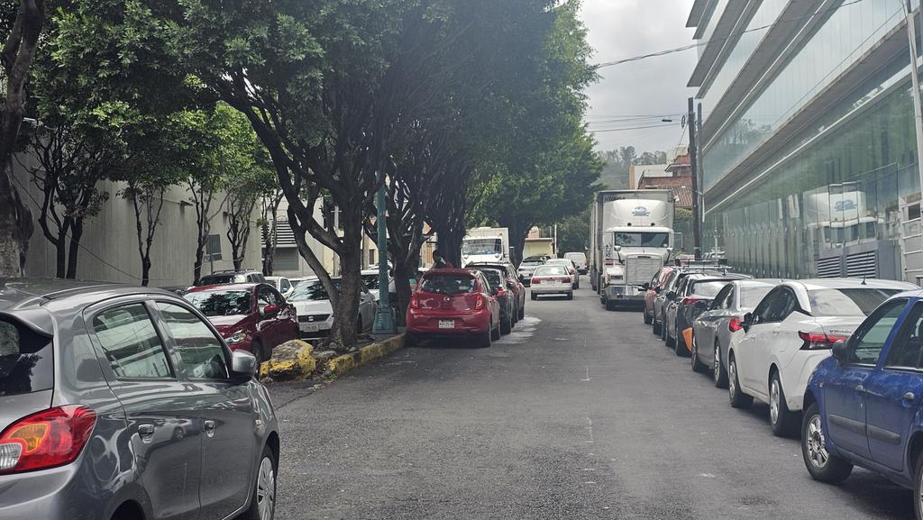Buenas tardes <a href="/UCS_GCDMX/">Unidad de Contacto del Secretario SSC CDMX</a> <a href="/locatel_mx/">@locatel_mx</a> <a href="/Alcaldia_Coy/">Alcaldía de Coyoacán</a>  <a href="/giogutierrezag/">Giovani Gutiérrez</a> <a href="/RedVialRC/">Red Vial</a> 
Todos los días está invadidode carros mal estacionados y proveedores <a href="/WalmartMexico/">walmartmexico</a> , junto a insurgentes,  Walmart y lo que era el INAI...
URGE liberar la calle...