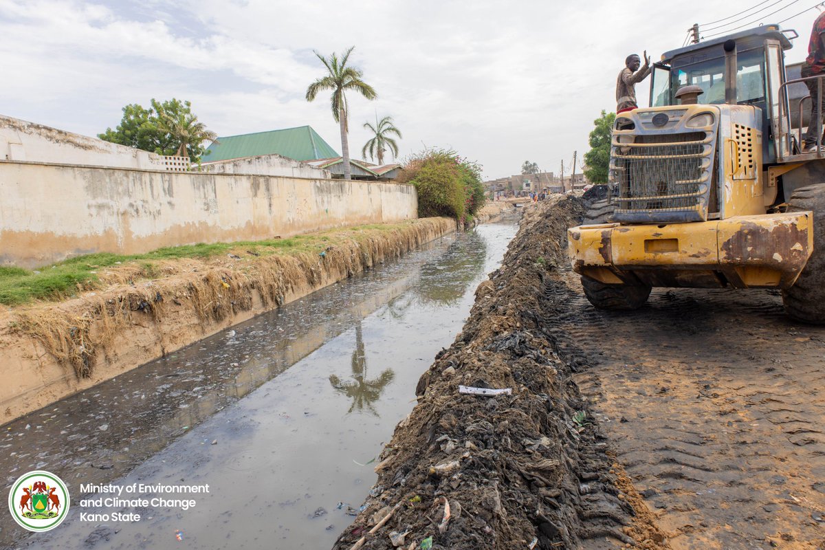 DahirMHashim's tweet image. As part of the proactive measures by the Kano State Government under the visionary leadership of His Excellency, Alhaji Abba Kabir Yusuf, we are intensifying efforts to mitigate the risk of urban flooding across the state.
Today, I personally supervised the ongoing desilting and…