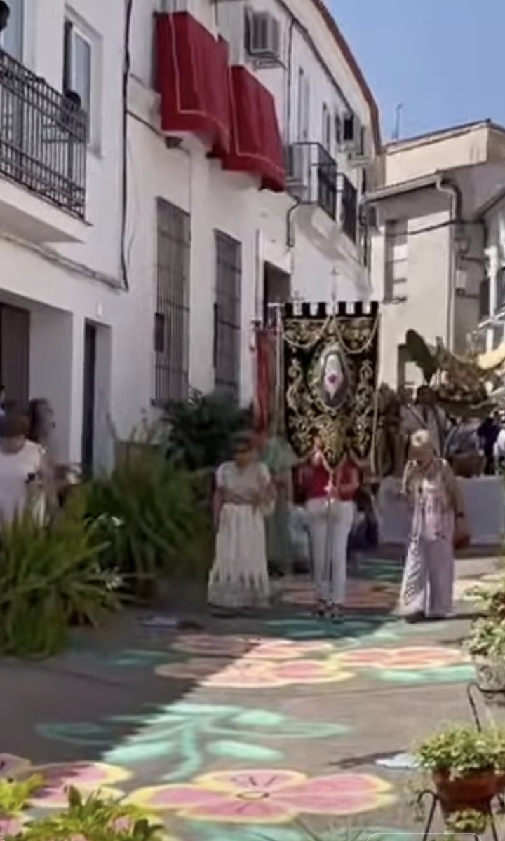 FELICIDADES a los Campaneros de Salvatierra de los Barros (Badajoz), Francisco Vega, Abel Torres, Juan Díaz y Roberto Romero, por su participación en la procesión del Corpus Christi 2025, realizando el Toque Manual de Campanas <a href="/ArchiMridaBadaj/">Archi Mérida-Badajoz</a> 

+Info: facebook.com/share/v/15CptQ…