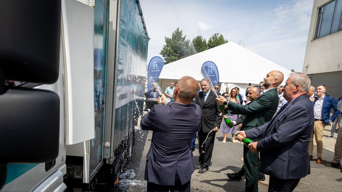 🚛 První český náklaďák na vodík je v našem kraji!
Skvěle se hodí do centra města, na rozvoz do hotelů, do restaurací, na čistění komunikací...
Je tichý, čistý a ujede až 560 km na jedno natankování.

Za unikátním projektem stojí firma Hagemann z Opavy, VŠB-TUO a CEET, ČVUT a
