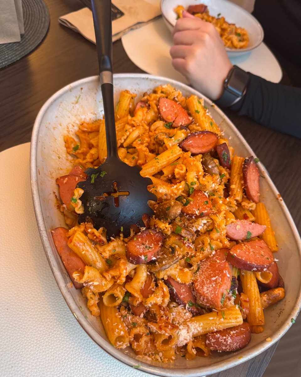 När man är lite trött gör man en laddning av stekt pasta &amp; Wermdö Delikatess falukorv 
🍽️