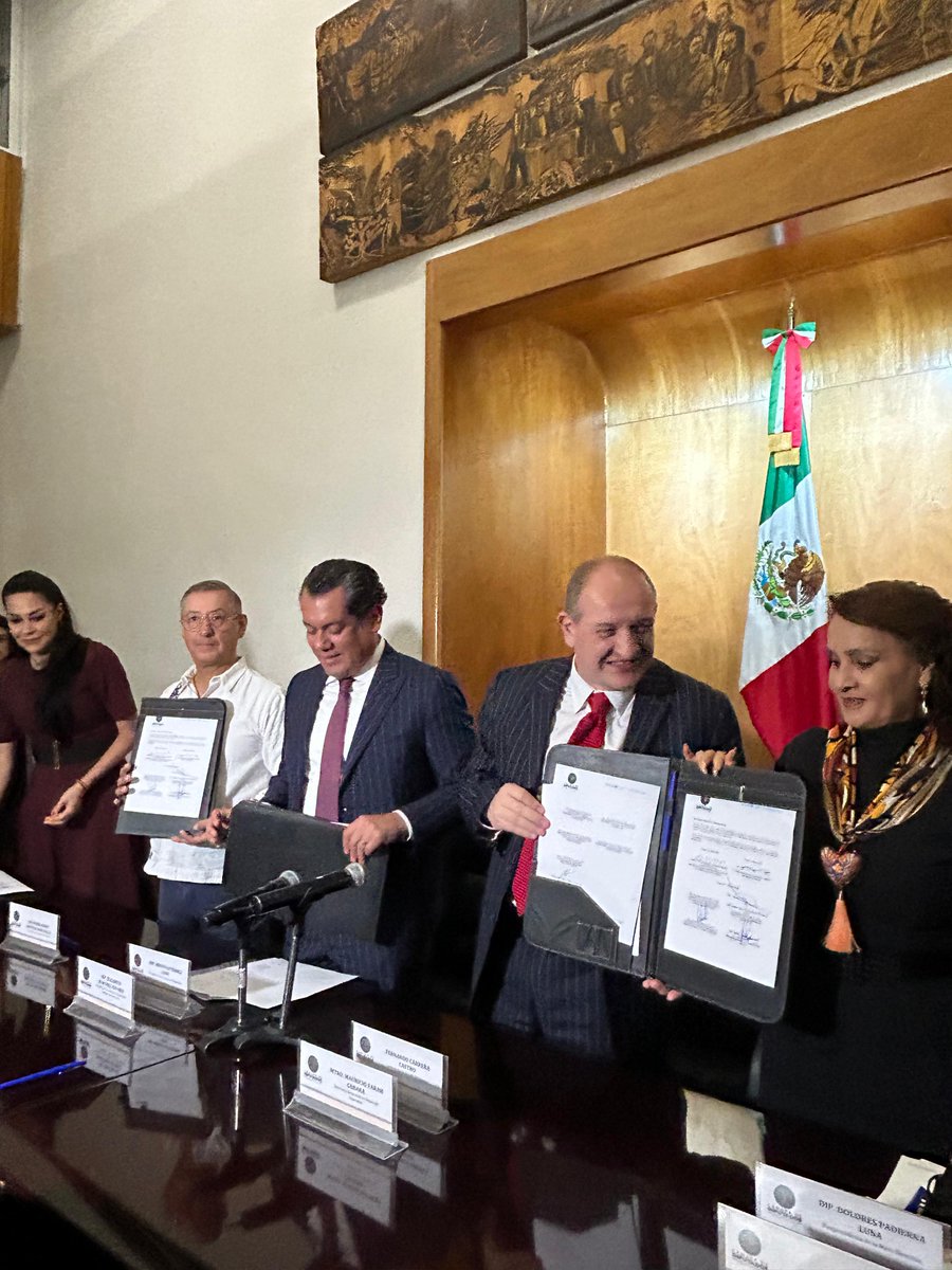 UNICEF México (@unicefmexico) on Twitter photo Reconocemos el liderazgo de <a href="/Sergeluna_S/">Sergio Gutz. Luna</a>, Presidente de la Cámara, para la firma de este convenio; y del gran trabajo de <a href="/Dolores_PL/">Dolores Padierna</a>, <a href="/drpedrozenteno/">Dr. Pedro Zenteno Santaella</a> y <a href="/mery_pozos/">mery pozos</a> en favor de la infancia. Reconocemos el liderazgo de <a href="/Sergeluna_S/">Sergio Gutz. Luna</a>, Presidente de la Cámara, para la firma de este convenio; y del gran trabajo de <a href="/Dolores_PL/">Dolores Padierna</a>, <a href="/drpedrozenteno/">Dr. Pedro Zenteno Santaella</a> y <a href="/mery_pozos/">mery pozos</a> en favor de la infancia.