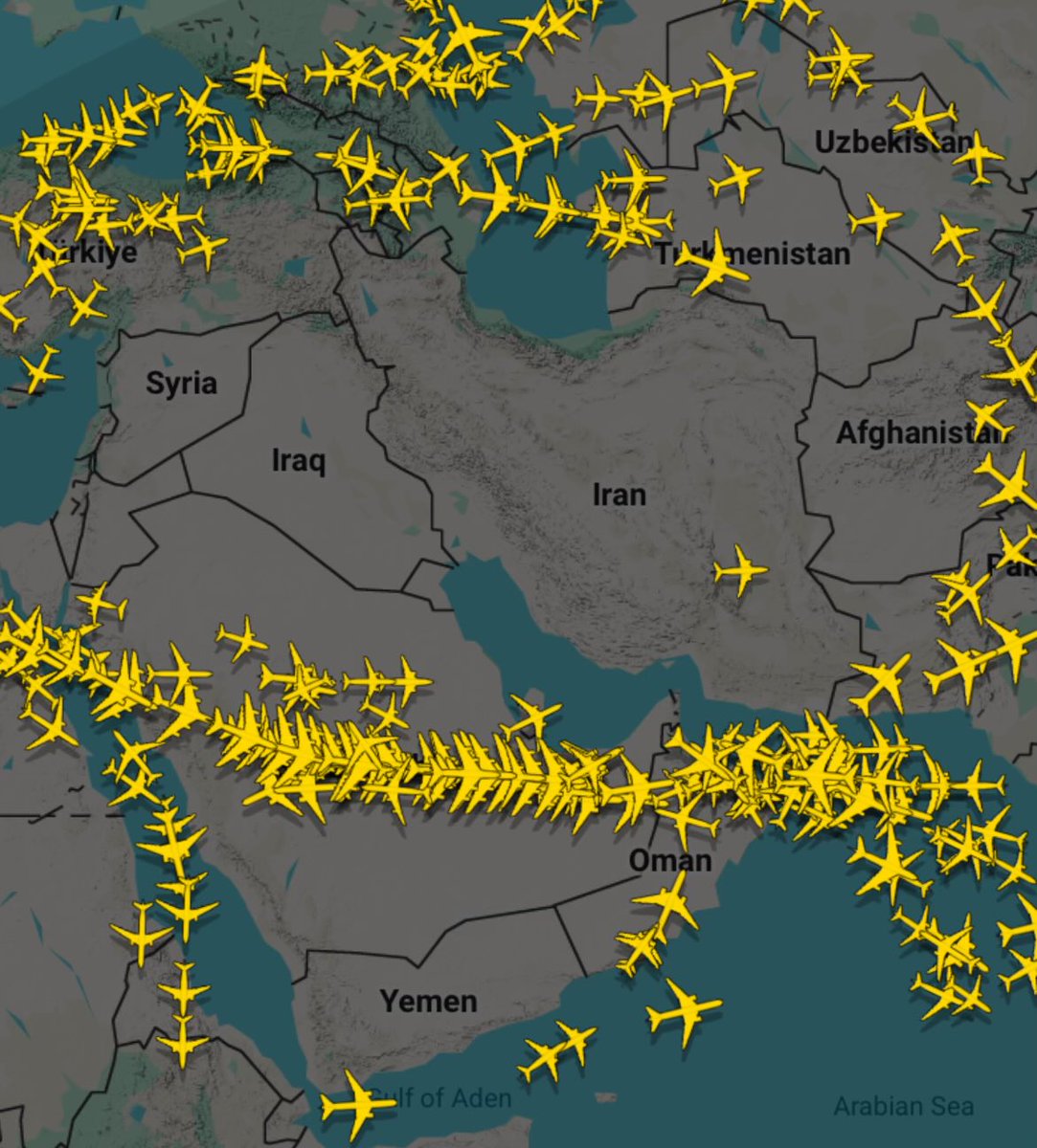 الان 🚨🚨🚨🚨

الإمارات تفتح المجال الجوي ✅🇦🇪 
الكويت تفتح المجال الجوي✅ 🇰🇼 
البحرين تفتح المجال الجوي ✅ 🇧🇭 

الصورة توضح الوضع حاليا بالمنطقة عبر flightradar