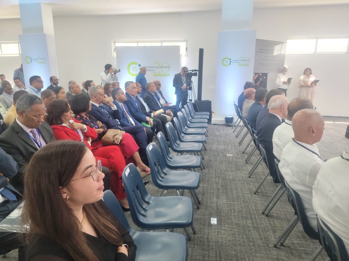 Así estuvo la línea de sillas del Gobierno, y de forma parecida las mesas de trabajo. Un desprecio total a su propia convocatoria