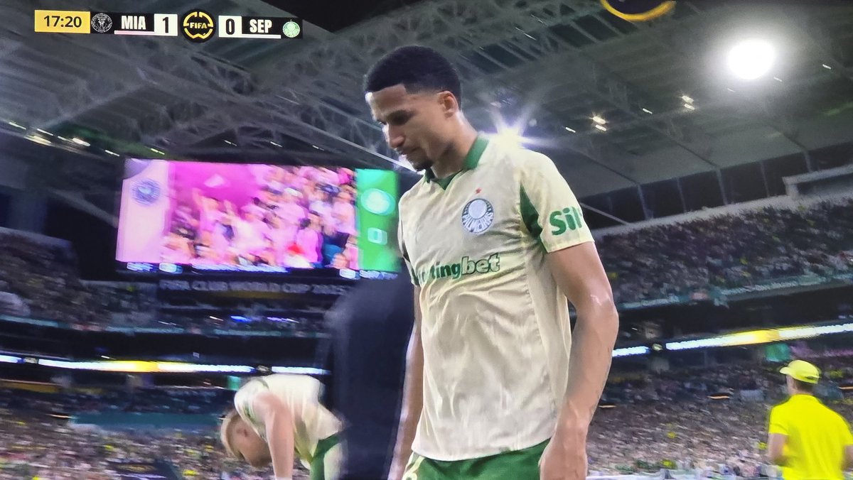 Sale lesionado el bicholover Murilo que supuestamente iba a marcar y celebrarle a Messi como CR7 🤣