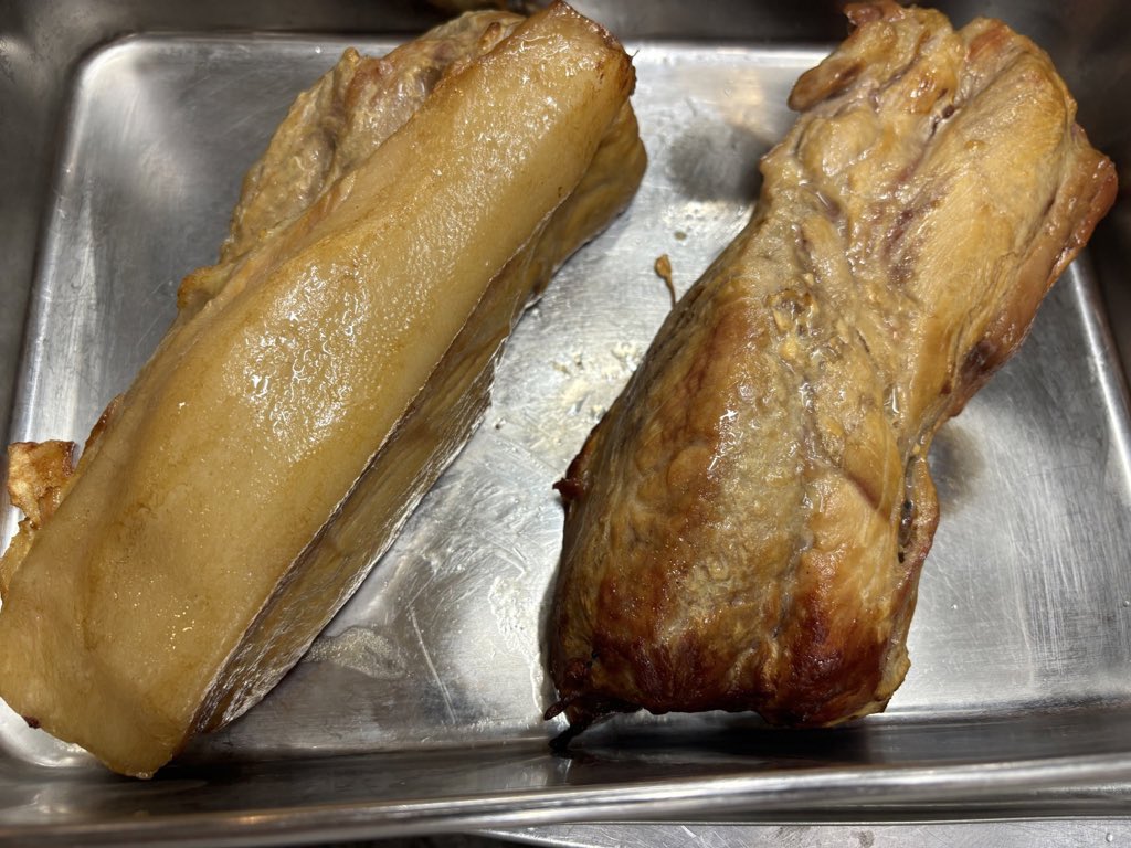 おはようございます
今日は肩ロース焼きがあります。
限定メニューの食券を購入お願いします。
本日は25時まで営業です
よろしくお願いします。