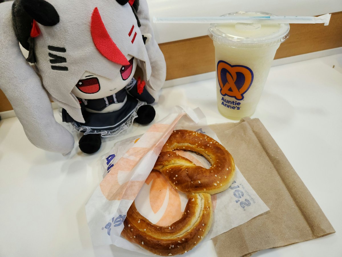 Made it to Texas (YeeHaw!), but the next flight got delayed, so time to do a little snackin'
#WemiFBA