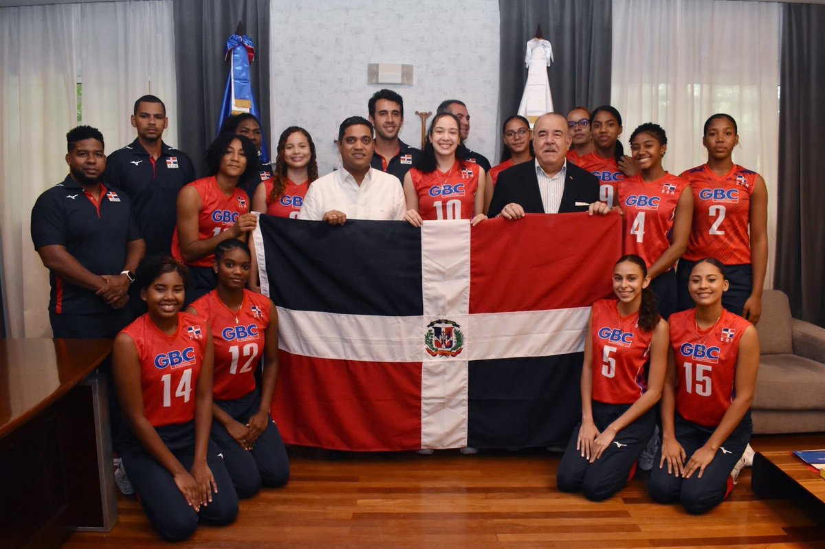 nurysarias's tweet photo. Lo que un día fue mi sueño, hoy también es el suyo. Mi hija, siguiendo mis pasos en el voleibol y llevando con orgullo los colores de nuestra patria. #madreorgullosa https://t.co/VRDH28PFNl