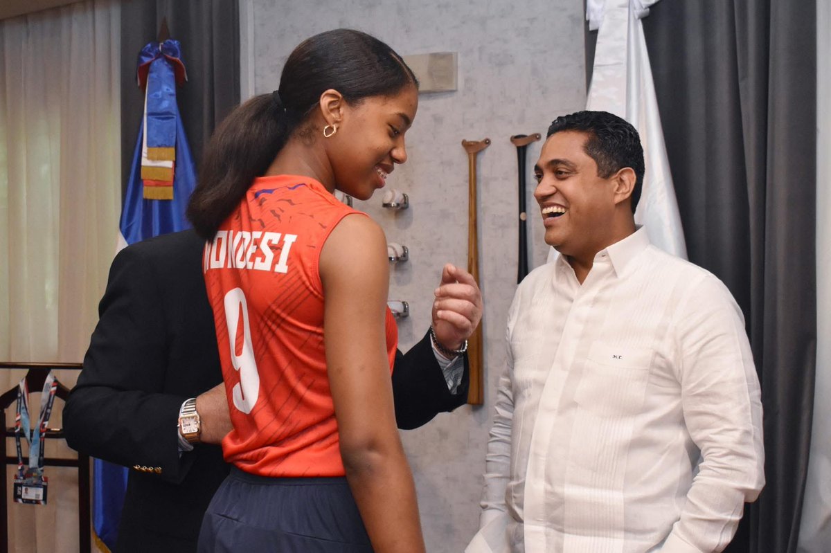 nurysarias's tweet photo. Lo que un día fue mi sueño, hoy también es el suyo. Mi hija, siguiendo mis pasos en el voleibol y llevando con orgullo los colores de nuestra patria. #madreorgullosa https://t.co/VRDH28PFNl