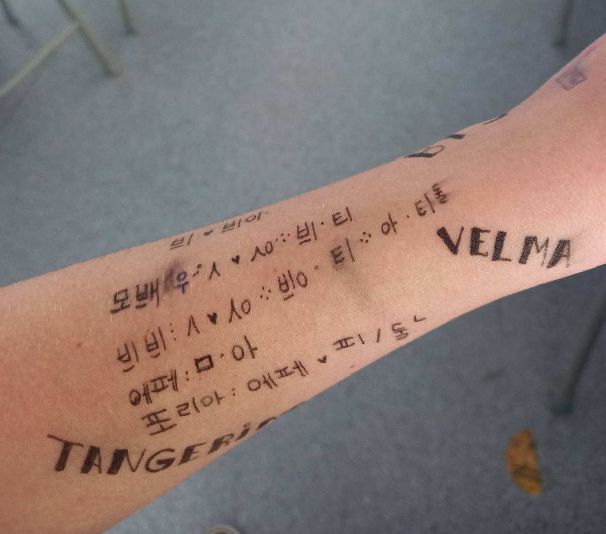 sahyoindie's tweet photo. já colei numa prova de física escrevendo as fórmulas POR EXTENSO EM COREANO no braço e trocando os sinais matemáticos por outros símbolos. pra disfarçar ainda escrevi "bts" bem grandão e umas palavras aleatórias 🎀 tirei 9 e passei, foi um dos meus maiores feitos 💕 https://t.co/AjpbMlLUBz