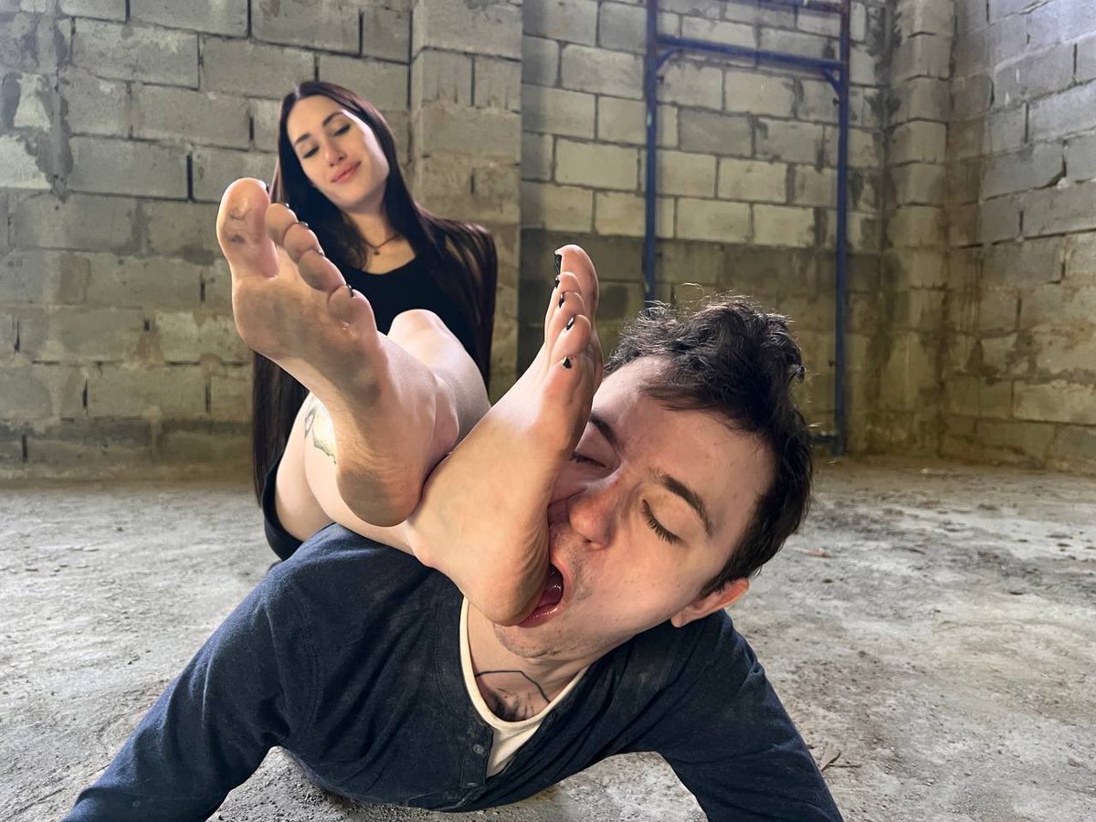 Lgf111111's tweet photo. Goddess @SarahSamour_  knows how to treat a slave 😖 https://t.co/mBYUIYWwMa