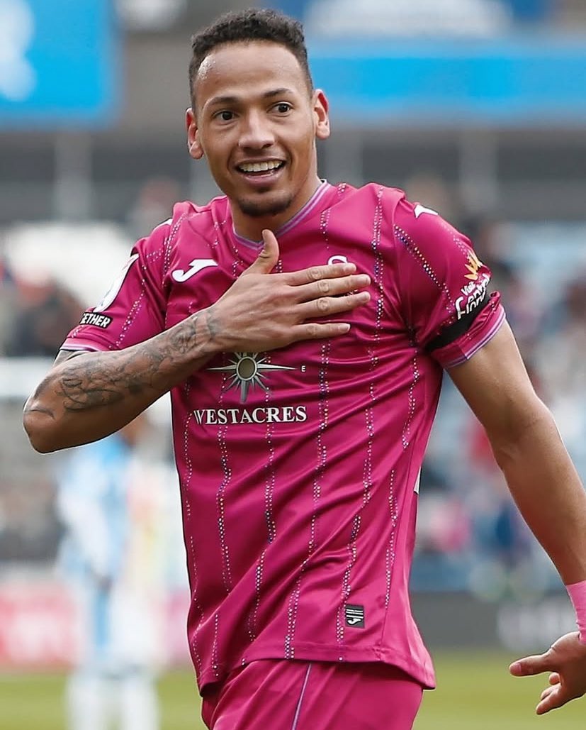 El periodista brasileño Jorge Nicola reportó que el Club América, Corinthians y Santos están interesados ​​en Ronald Pereira del Swansea City de la 2da división inglesa🚨💣

Tiene 24 años, vale 2MD€ y puede jugar de extremo derecho o mediocampista ofensivo🇧🇷🦅