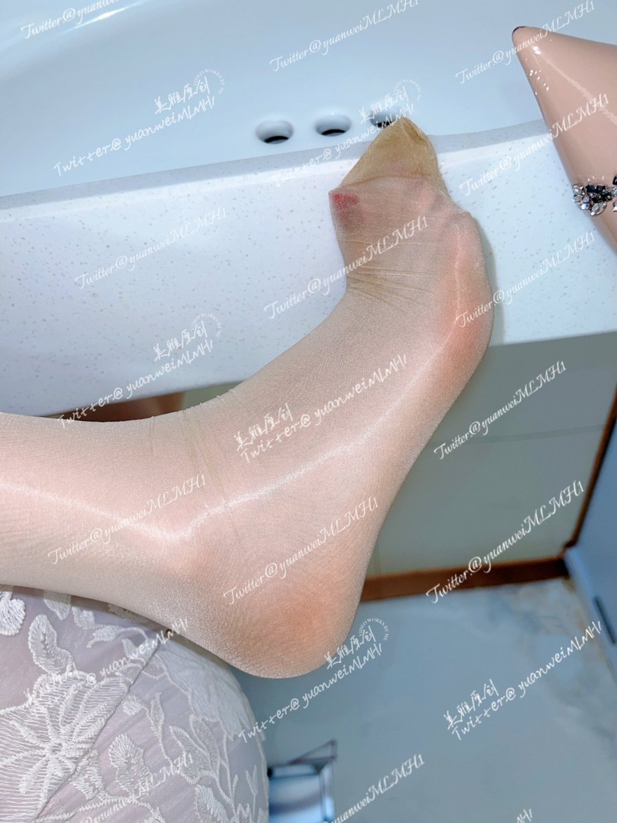 真的受不了了，穿了两双全被脚汗侵湿了，走路一直打滑…躲在卫生间里整理一下…..