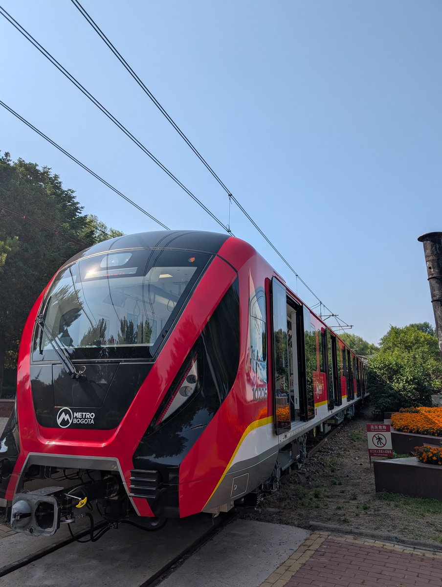 Hoy, en Changchun, China, no sólo se entregó el primer tren de la Línea 1 del Metro de Bogotá, sino que se entregaron los DOS primeros trenes. Deben llegar a Colombia en septiembre. Aquí sí pasa, estamos cada vez más cerca de hacer realidad el sueño de toda una ciudad.
