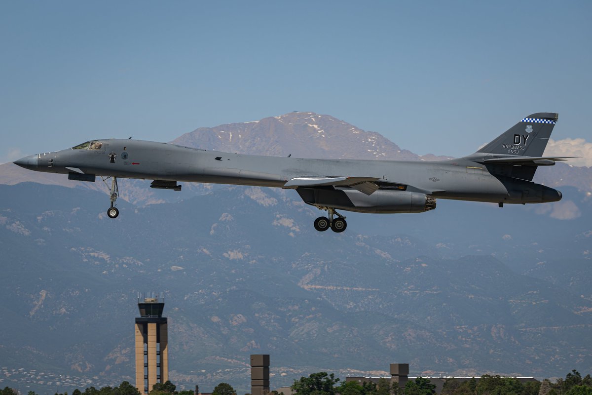 GDevorePhotos's tweet image. CHOP1 and CHOP2, a flight of two B-1 Lancers from the 28th Bomb Squadron out of Dyess AFB lands at Peterson SFB after a training mission.