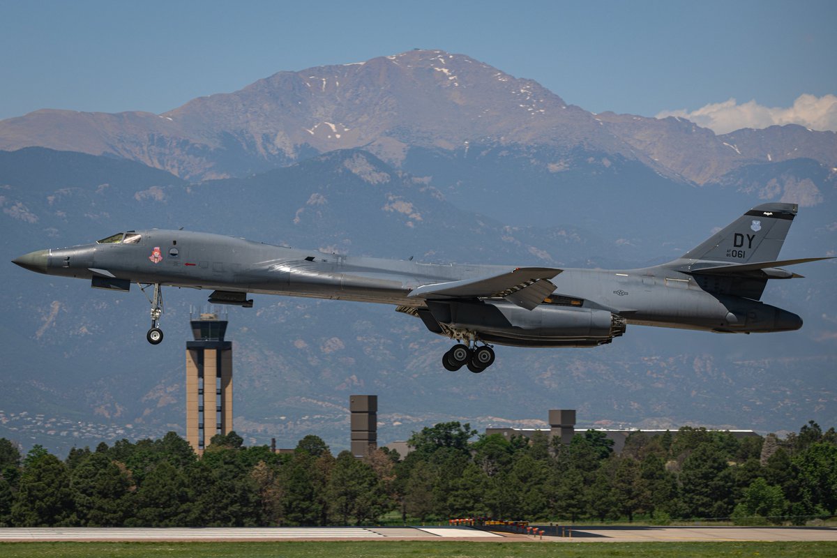 GDevorePhotos's tweet image. CHOP1 and CHOP2, a flight of two B-1 Lancers from the 28th Bomb Squadron out of Dyess AFB lands at Peterson SFB after a training mission.