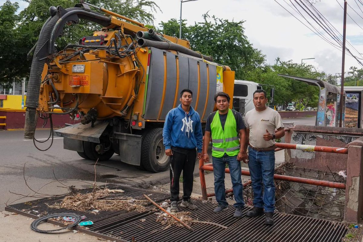 Primera Línea Mx (@esprimeralinea) on Twitter photo #Capital 👷|| Con Destape al drenaje se fortalece infraestructura pluvial en Oaxaca de Juárez
Acciones de Protección Civil para prevenir encharcamientos e inundaciones
#Oaxaca <a href="/MunicipioOaxaca/">Municipio de Oaxaca de Juárez</a> <a href="/raychagoya/">Ray Chagoya</a>
👉primeralinea.mx/2025/06/23/con… #Capital 👷|| Con Destape al drenaje se fortalece infraestructura pluvial en Oaxaca de Juárez
Acciones de Protección Civil para prevenir encharcamientos e inundaciones
#Oaxaca <a href="/MunicipioOaxaca/">Municipio de Oaxaca de Juárez</a> <a href="/raychagoya/">Ray Chagoya</a>
👉primeralinea.mx/2025/06/23/con…