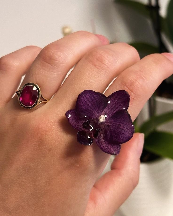 flowers as accessories is so cute