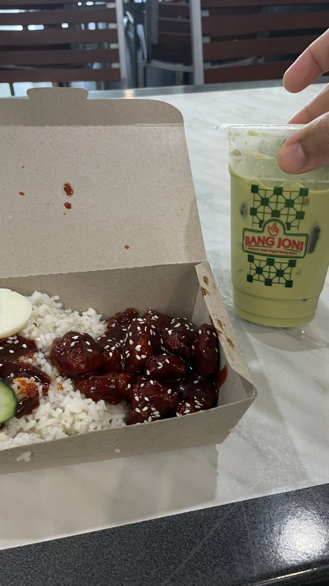dhiauddin's tweet photo. Makan tengahari ni saya elak masakan pedas tapi bila pilihan tak banyak, hadaplah dan baca bismillah. 

Nah lauk nasi putih lauk ayam pedas korea Bang Joni. Tak pedas sangat dan air teh hijau nya just nais untuk tone down pedas 🔥 https://t.co/5Dehnir6em