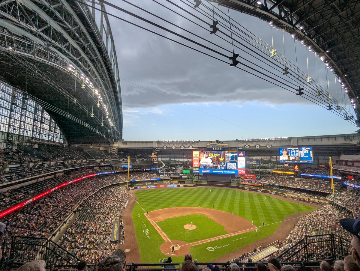 Johosophat's tweet photo. Clouds rolling in over Am Fam #brewers #amfam https://t.co/wtHjttgh47