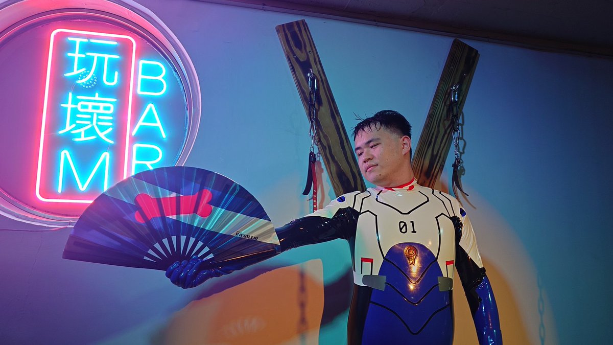 被說衣服和扇子配色一樣就有了這張照片www