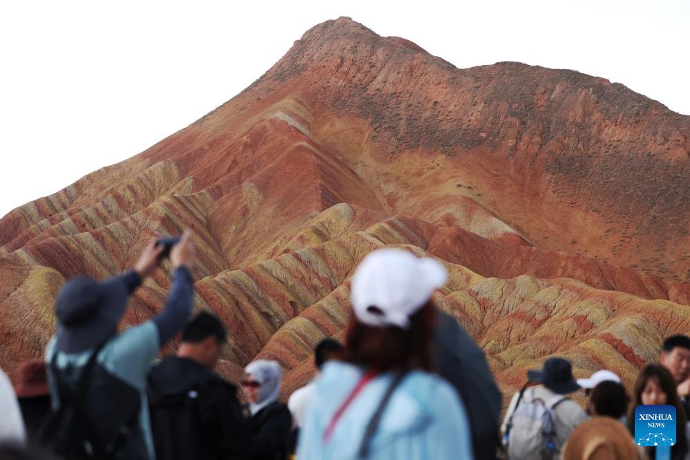 PDOAUS's tweet photo. An aerial #drone photo shows tourists enjoying the #scenery of #Danxia #landform in the rain at the Danxia National Geological Park in Zhangye, northwest #China's #Gansu Province.
https://t.co/ToI8bL5dpD https://t.co/mOudprsN8i