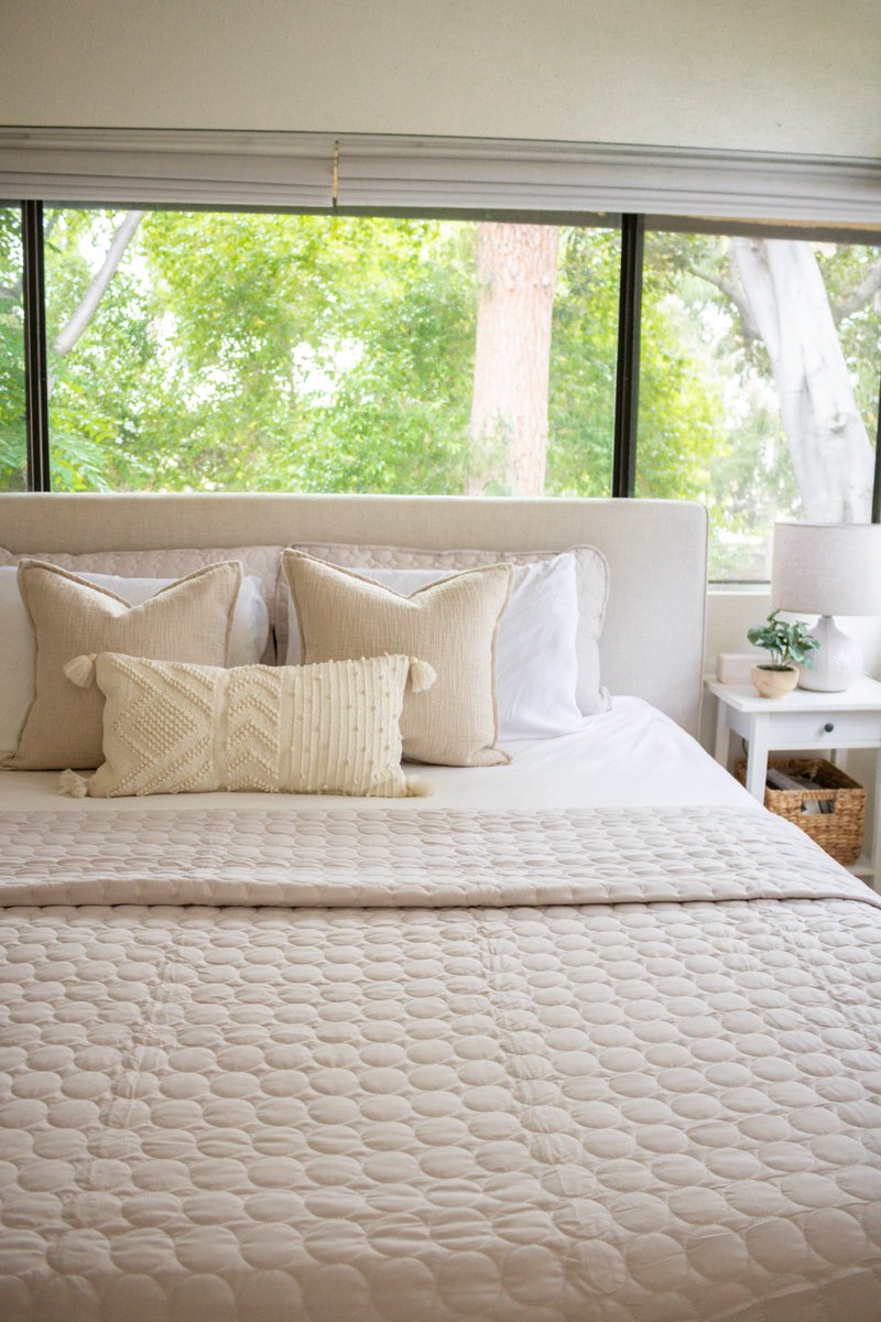 LiveSouthShore's tweet photo. Layered to perfection 🛏️ Kaitlyn shows us how to turn a simple room into a peaceful retreat with our Pebbles Oversized Quilt Set. Soft tones, subtle texture, and just the right touch of cozy!

Shop via the link in our bio.

Instagram 📸: @kaitlynlauren https://t.co/gnvaEnHQ8D