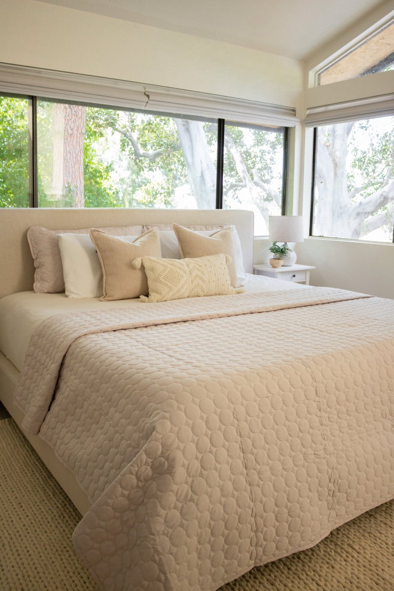 LiveSouthShore's tweet photo. Layered to perfection 🛏️ Kaitlyn shows us how to turn a simple room into a peaceful retreat with our Pebbles Oversized Quilt Set. Soft tones, subtle texture, and just the right touch of cozy!

Shop via the link in our bio.

Instagram 📸: @kaitlynlauren https://t.co/gnvaEnHQ8D