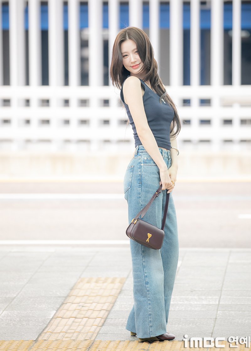 [포토] 아이들 미연, 호쾌한 웃음 
#아이들 #idle #미연 #MIYEON
#공항패션 #출국 #ICN_250624 [iMBC연예]

아이들(i-dle) 미연이 24일 오전 해외 패션위크 참석 차 인천국제공항 제2여객터미널을 통해 프랑스 파리로 출국하고 있다.

⬇️고화질 Click Plz⬇️
adenews.imbc.com/M/Detail/466095