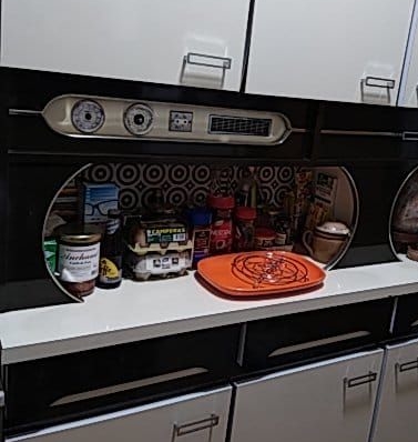 Le buffet de cuisine avec baromètre et thermomètre, c'était quand même très classe ! 😎

Vous aussi, vous avez connu ces chouettes buffets ? 😉