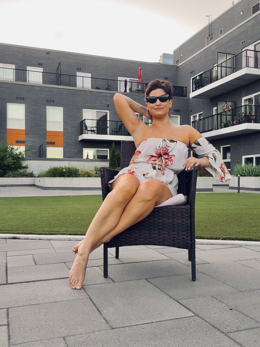 HOLY HOT ☀️ it’s 8:30pm - it’s still 33 degrees &amp; sunny - how are you cooling off?
P.S. don’t get me wrong, I love it - it will be -40 again before you know it! ❄️