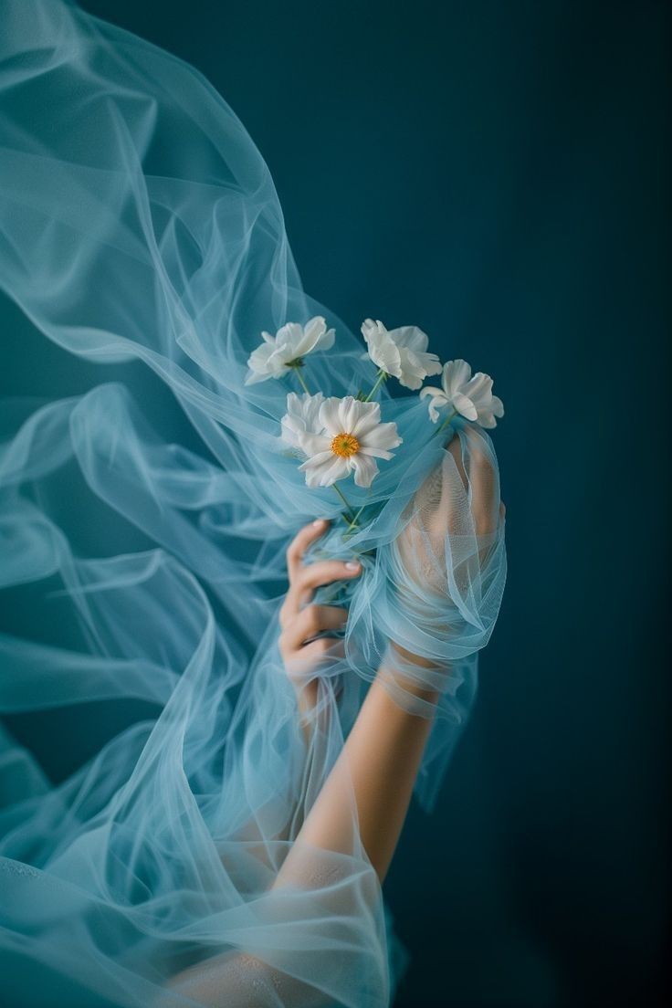 No todo está en tus 🤲🏻… y está bien.
La magia no está en controlar el 🍃,
sino en aprender a mover tus hojas con él.
Cada emoción, cada cambio, cada sorpresa:
tu poder está en cómo eliges florecer.