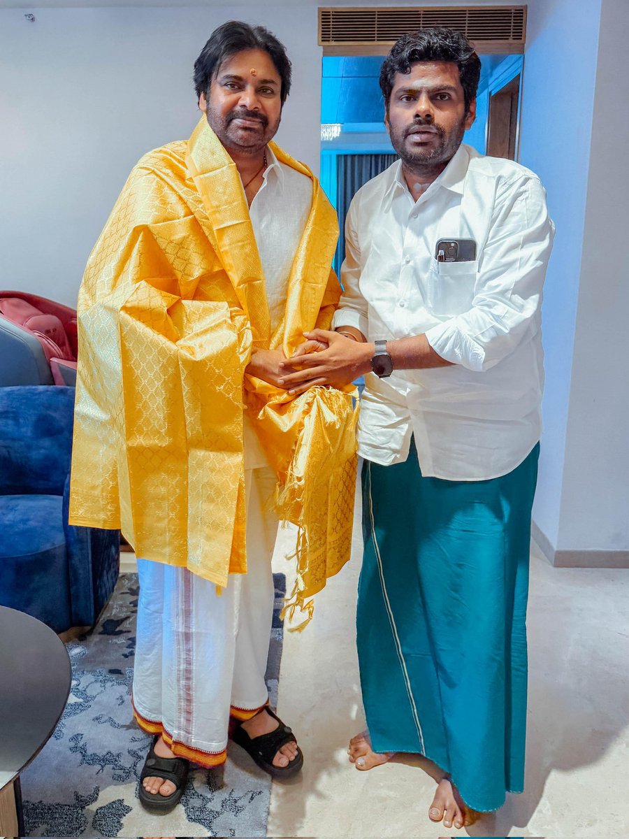 Sainidan. Ratnu.Nationalist. Ex. Judicial Officer (@sainidan1) on Twitter photo முருக பக்தர்காள் மாநாட்டில் கலந்து கொள்வதற்காக இன்று கோயில் நகரமான மதுரை வந்துள்ள மாண்புமிகு ஆந்திர முதல்வர் திரு @பவன்கல்யாண் அவர்களைச் சந்தித்து வரவேற்பதில் மகிழ்ச்சி அடைகிறேன். <a href="/annamalai_k/">K.Annamalai</a>
#முருகன் மாநாடு 🙏 முருக பக்தர்காள் மாநாட்டில் கலந்து கொள்வதற்காக இன்று கோயில் நகரமான மதுரை வந்துள்ள மாண்புமிகு ஆந்திர முதல்வர் திரு @பவன்கல்யாண் அவர்களைச் சந்தித்து வரவேற்பதில் மகிழ்ச்சி அடைகிறேன். <a href="/annamalai_k/">K.Annamalai</a>
#முருகன் மாநாடு 🙏