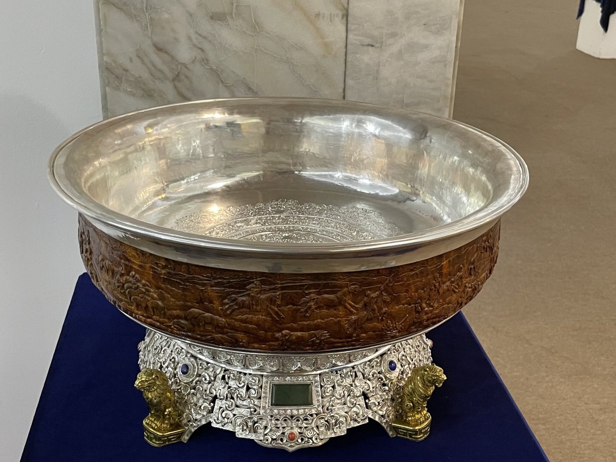 Өглөөний мэнд, ийм том аяга урлажээ