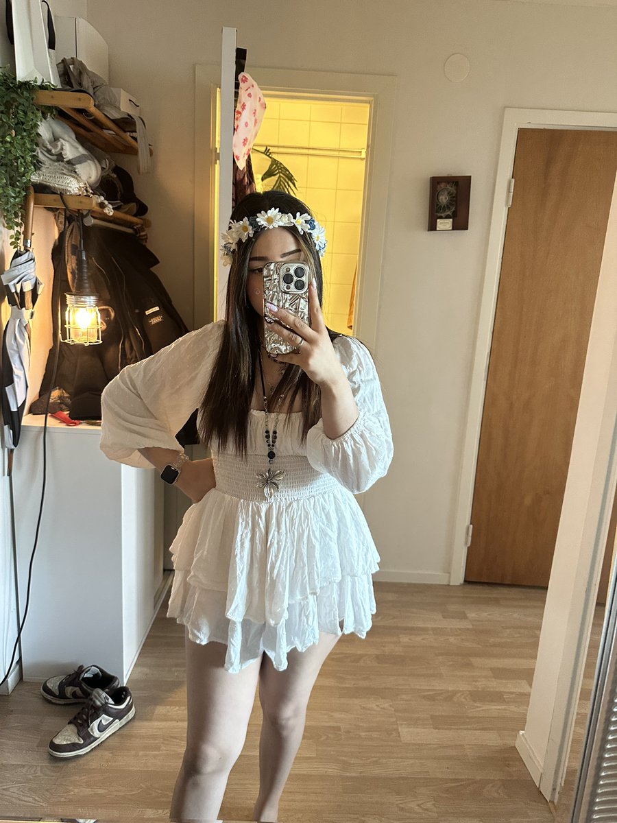 badvibeschloe's tweet photo. Antes del sacrificio de Midsommar https://t.co/agdc2R8Qm7