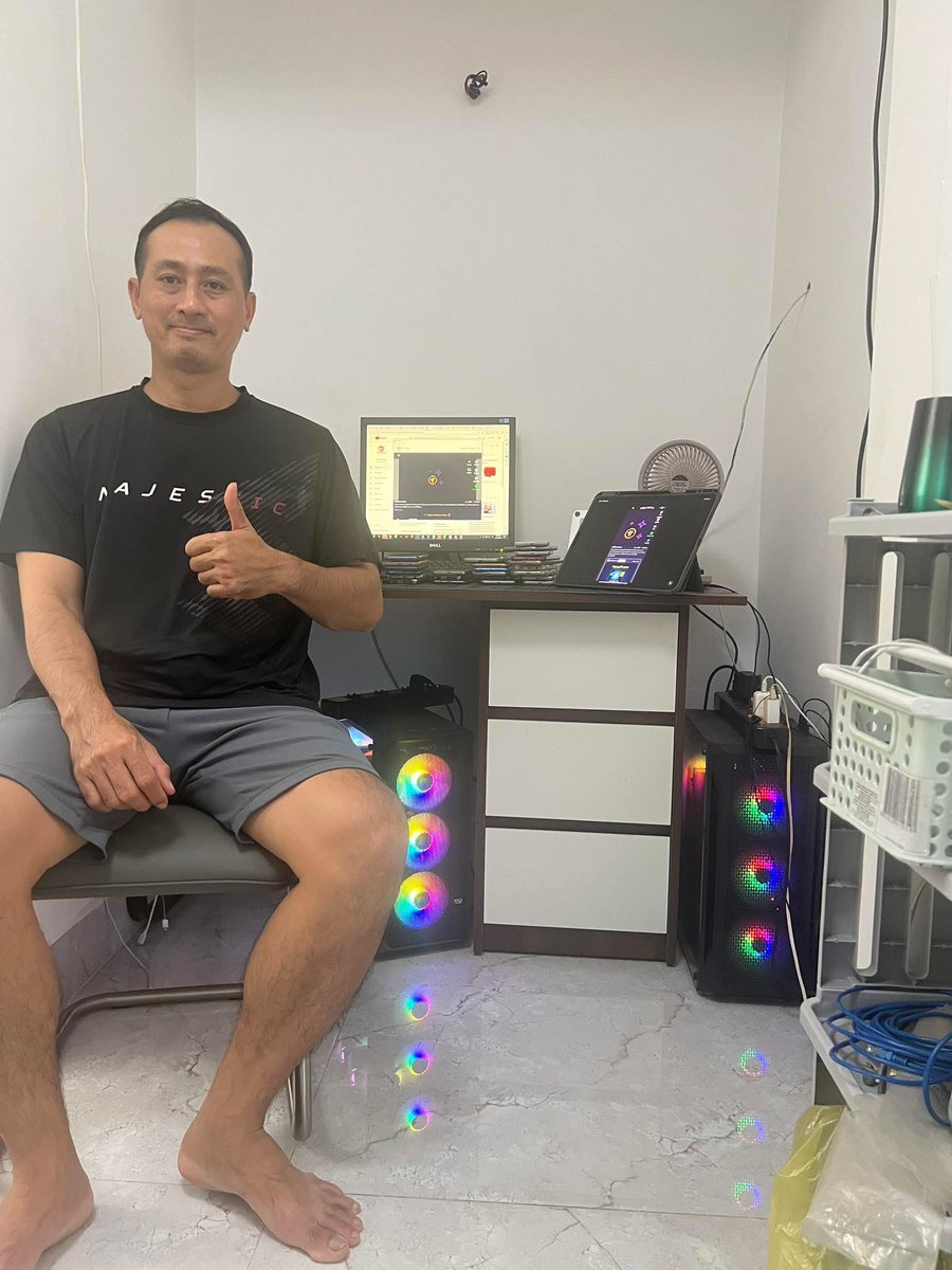 pidesktop's tweet image. Do you see a coin appear behind him. Very proud right?