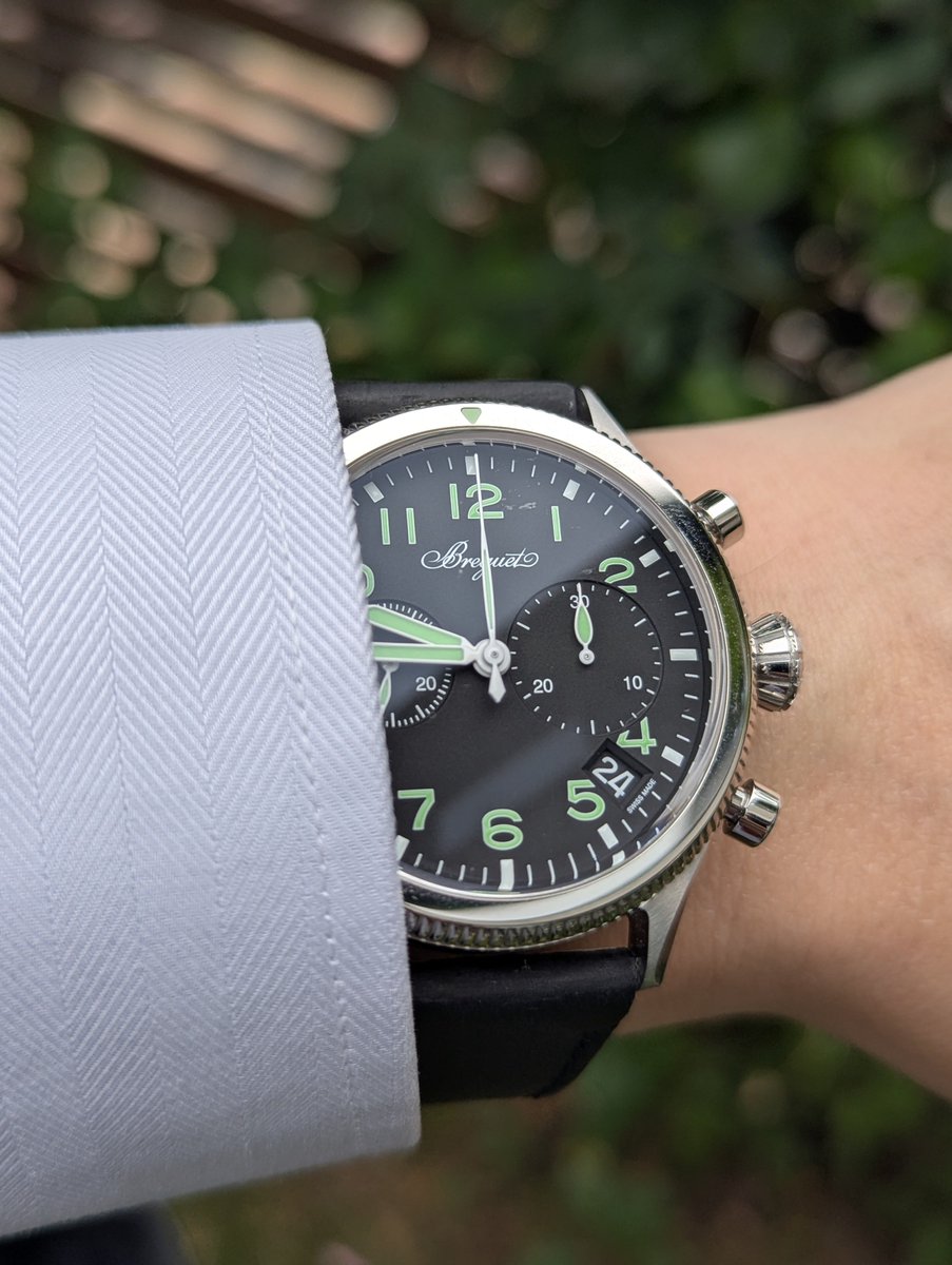 quackers0107's tweet image. パイロットは視認性重視ハッキリクッキリの夜光インデックスが好きです。
新作なのに枯れた色の物はあまり好みでは無い…枯れた色は年月を経て枯れた色だから良いのであって…夜光の枯れたビンテージなんかは最高にカッコいいけどね✨
 #breguet  #ブレゲ  #type20  #typexx
 #breguet2057