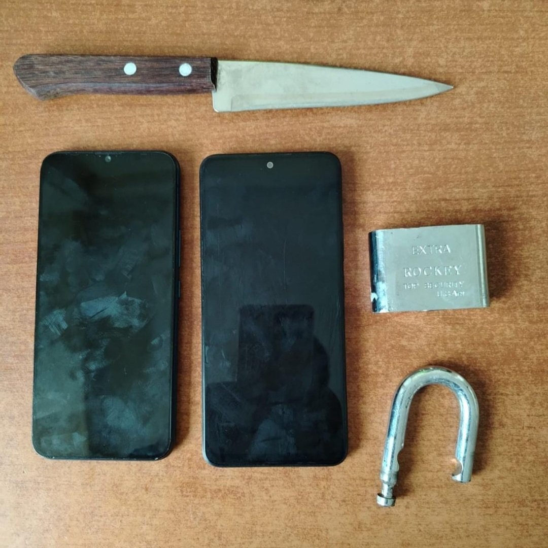 EcEnDirecto's tweet photo. #ATENCIÓN
@PoliciaEcuador informó que gracias a las labores #operativas desplegadas en San Miguel de #Bolívar, se pudo detener en flagrancia de un presunto implicado en el #delito de violación a la propiedad privada. Además, se llevó a cabo el levantamiento de los siguientes indicios vinculados al hecho delictivo: 1 motocicleta retenida, 2 dispositivos móviles y 1 arma blanca (cuchillo). Los #indicios y el aprehendido fueron puestos a órdenes de las autoridades competentes.
