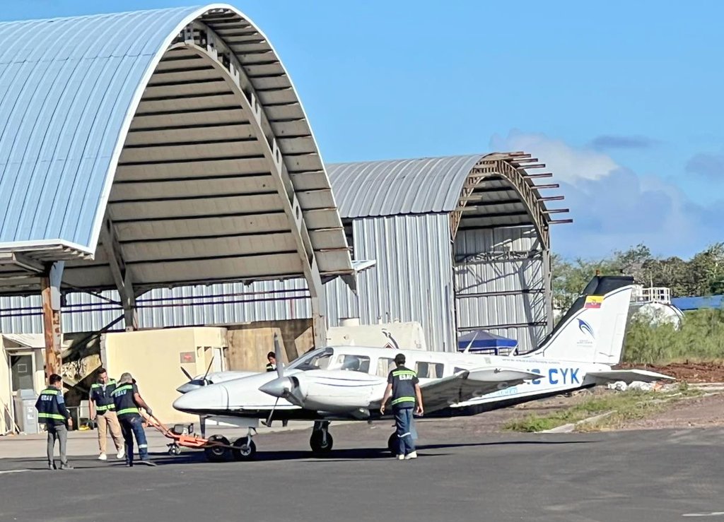 DPS_LosRios's tweet photo. #Galápagos | Realizamos el traslado sanitario aéreo 👩🏻‍⚕️🚨🛩️ oportuno de una paciente pediátrica, referida desde el Centro de Salud Puerto Villamil de la Isla Isabela hacia San Cristóbal, donde recibirá atención especializada en el 🏥 Hospital Oskar Jandl.

#ElNuevoEcuador https://t.co/tId6iDdRSN
