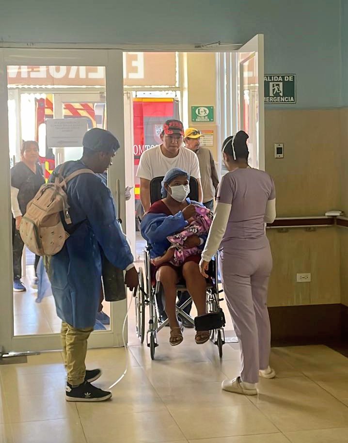 DPS_LosRios's tweet photo. #Galápagos | Realizamos el traslado sanitario aéreo 👩🏻‍⚕️🚨🛩️ oportuno de una paciente pediátrica, referida desde el Centro de Salud Puerto Villamil de la Isla Isabela hacia San Cristóbal, donde recibirá atención especializada en el 🏥 Hospital Oskar Jandl.

#ElNuevoEcuador https://t.co/tId6iDdRSN