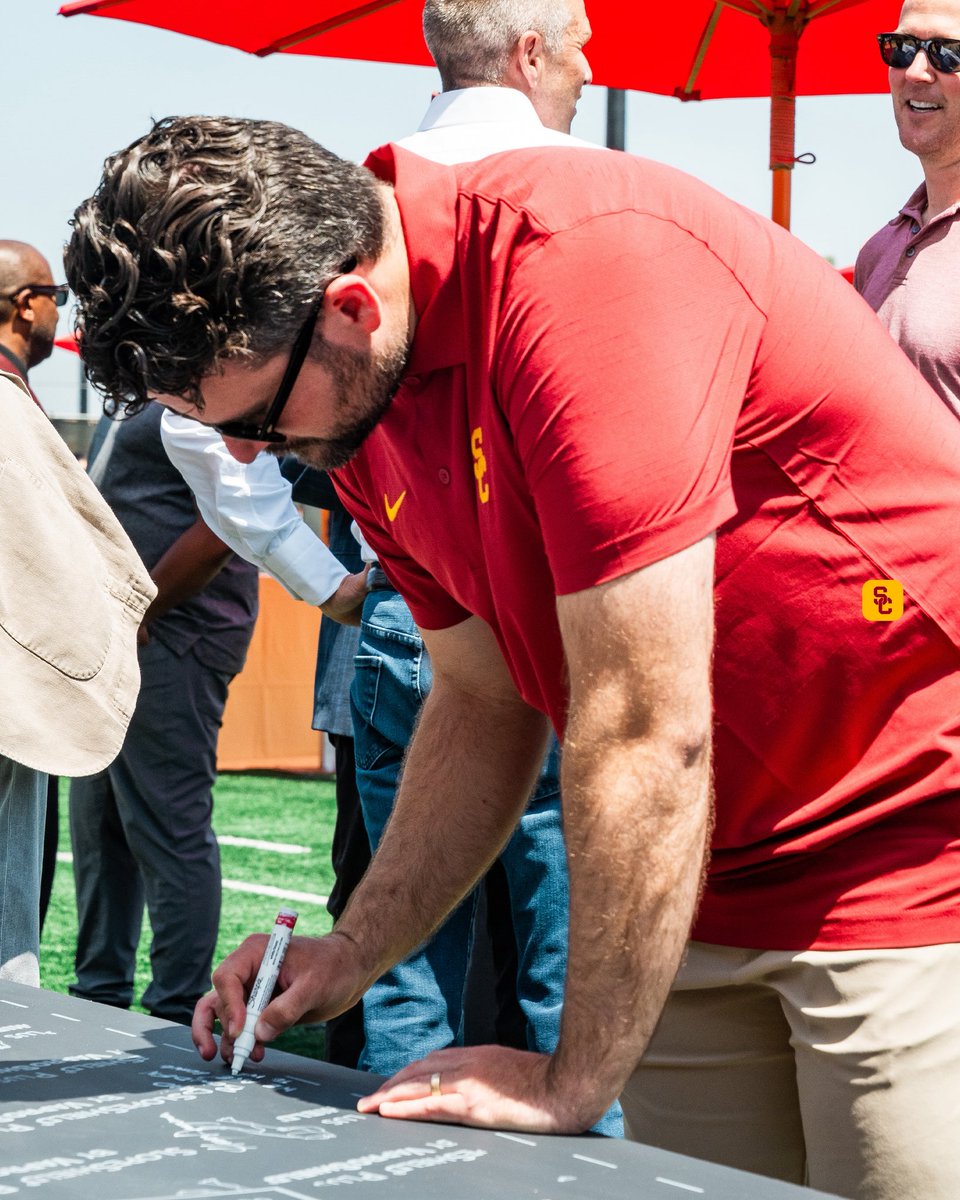 The structure is set, and the future is bright‼️🏗️

The final beam has been laid at the Bloom Football Performance Center.

🔗: usctrojans.com/feature/athlet…