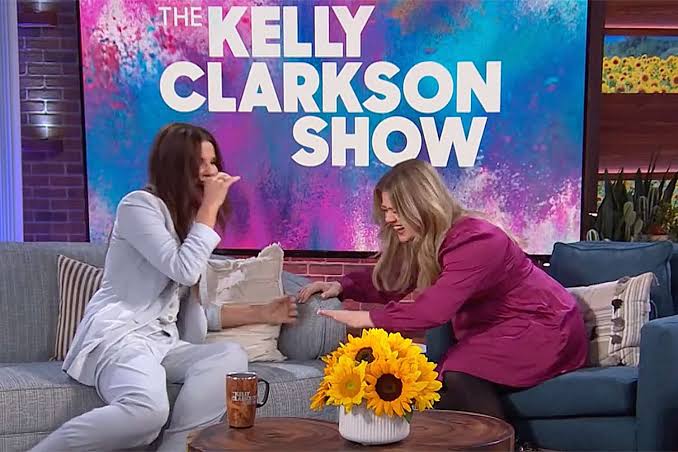 stannislb's tweet photo. Ate Klang deserves her own Kelly Clarkson Show! Where every episode kakanta siya ng kahit ano tapos makikipagkwentuhan with friends tapos magluluto sila ng something sa dulo. The Klarisse De Guzman Show! hear me out @ABSCBN @starmagicphils @Klarissedguzman 
(1/2) https://t.co/ToiYS2Ulsq