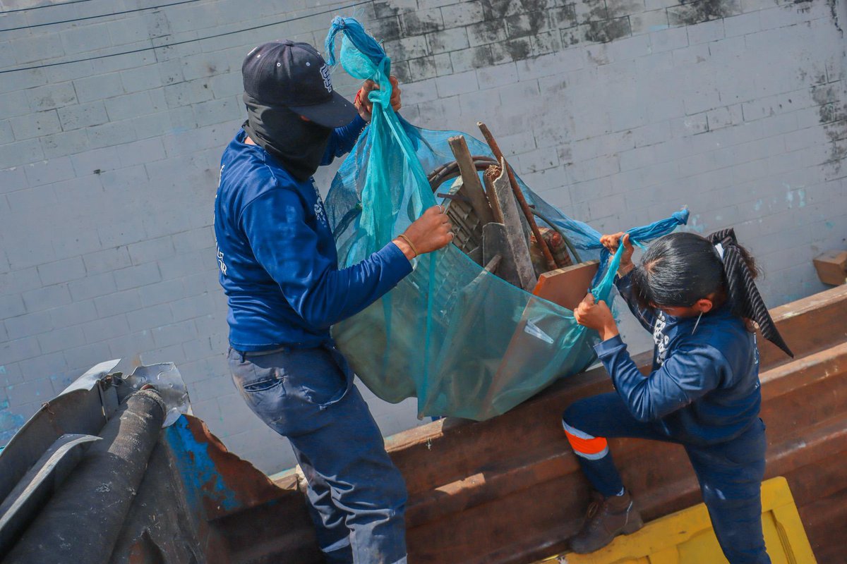 Con el trabajo de 1,575 empleados operativos —entre barrenderos, recolectores y personal de reciclaje— limpiamos unos 87,000 tragantes al año en San Salvador Centro, de donde se extraen entre 1,500 y 1,700 toneladas de desechos. 🗣️ <a href="/GermanMunozSS/">German Muñoz</a>