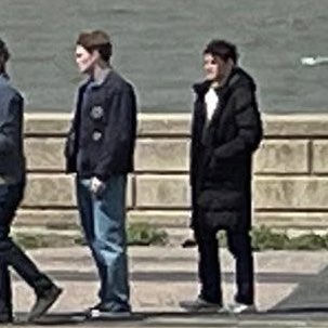 kit com a jaqueta podre e o joe morrendo de frio como de costume kkk meus filhos estão vivos