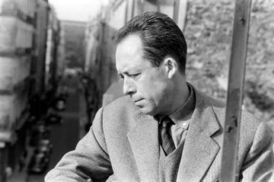 « Quand une guerre éclate, les gens disent : "Ça ne durera pas, c'est trop bête." Et sans doute une guerre est certainement trop bête, mais cela ne l'empêche pas de durer. La bêtise insiste toujours, on s'en apercevrait si l'on pensait pas toujours à soi. »
Albert Camus