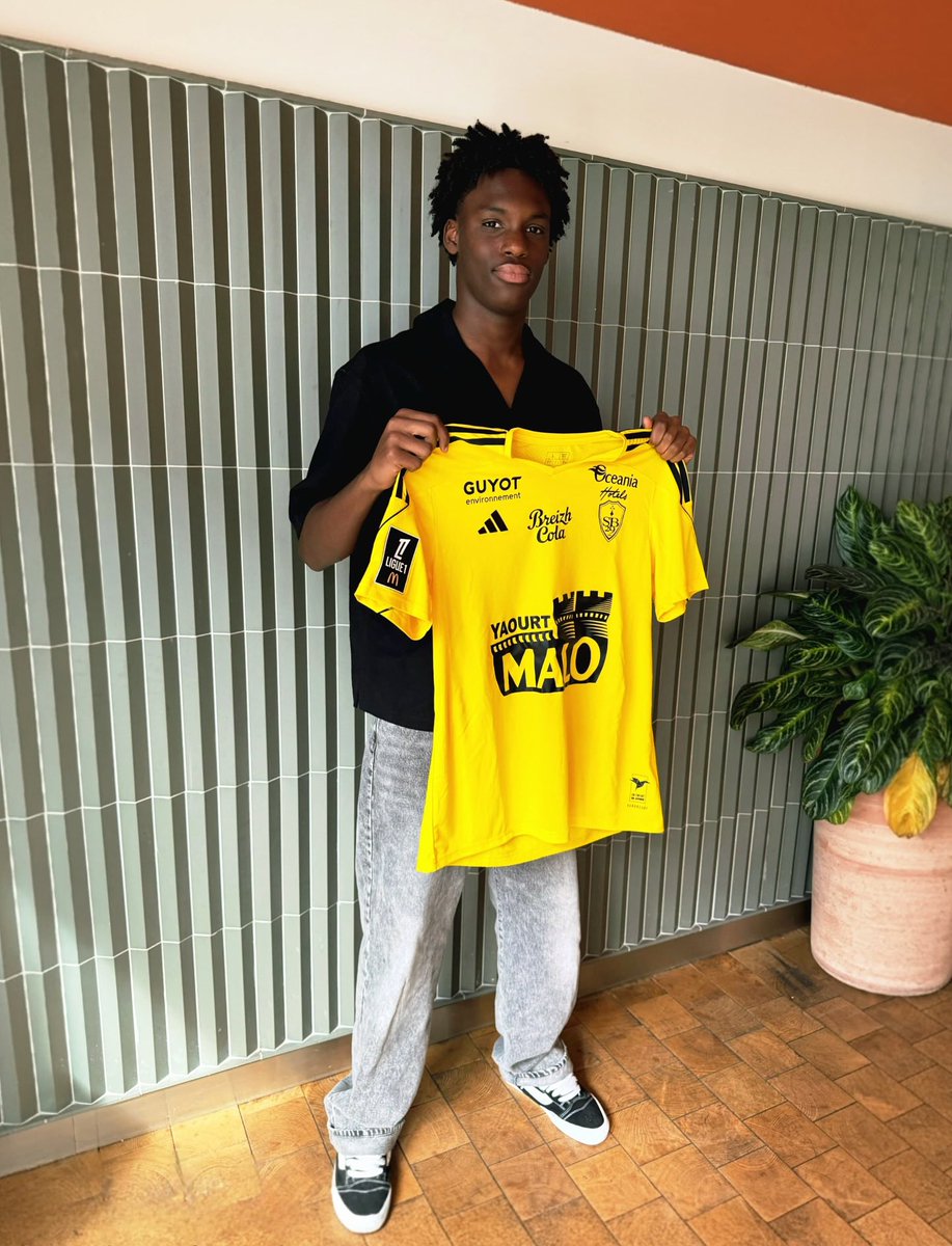 JayhJJ's tweet photo. Autre signature chez les jeunes côté @SB29, Bocar Sy (2007) arrive au club pour l’équipe réserve en provenance du @PSG_inside où il évoluait avec les #U19Nat (4 matchs) 👀

Contrat de deux ans (convention) pour ce jeune gardien de but qui était suivi par Reims et Bastia #SB29 https://t.co/MiviVpcd14